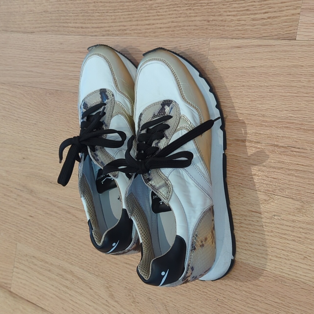 VOILE BLANCHE JULIA SNEAKERS IN GOLD METALLIC & SNAKESKIN PRINT SZ 9.5 (40)